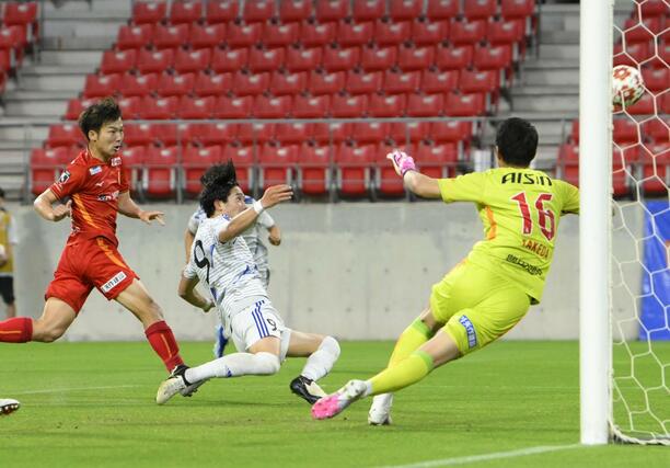 名古屋-JAPANサッカーカレッジ 後半、先制ゴールを決めるJAPANサッカーカレッジ・上元(中央)=豊田