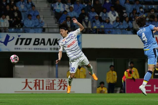 磐田-新潟 前半、DF長谷川巧(32)が頭でゴールを狙う=ヤマハ(写真映像部・永井隆司)
