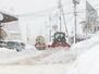 前日からの大雪で道路の除雪作業に追われる除雪車=2月5日、上越市安塚区