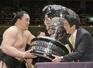 日馬富士に内閣総理大臣杯を渡す安倍晋三元首相（右）＝２０１３年１月２７日、両国国技館