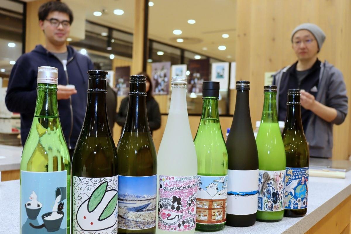 障害者のアートが日本酒のラベルに、上越市などで8銘柄販売 白鳥や