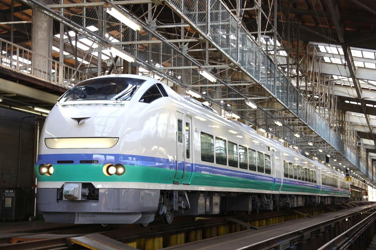 祝・羽越線100周年！特急いなほが「上沼垂色」＋ 特急シンボルマークの