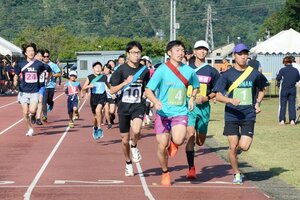 たすきをつなぎ力走する選手たち=津南町下船渡