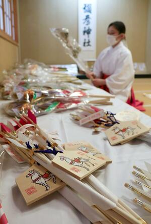 新年の出番を待つ弥彦神社の縁起物＝２日、弥彦村弥彦