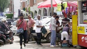 マダガスカルの首都アンタナナリボを行き交う市民ら=8日(地元住民提供・共同)