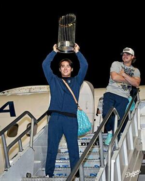 チャーター機でロサンゼルスに到着し、優勝トロフィーを掲げるドジャース・山本(ドジャースの球団公式Xから)