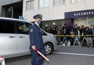 送検のため兵庫県警本部を出る「NHKから国民を守る党」党首の立花孝志容疑者を乗せた車両=10日午前