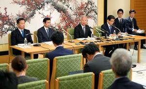 　皇族数確保策に関する全体会議終了後、記者会見する森衆院議長（奥左から３人目）ら＝１５日午後、衆院議長公邸