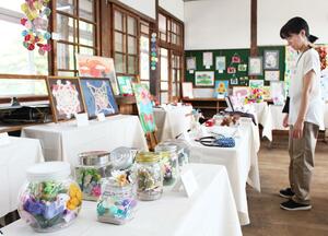 認知症の人たちが作った手芸品などが並ぶ「ともにいきる作品展」=長岡市和島中沢