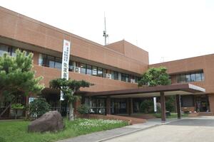 「さわた図書館・子育て交流広場」が2、3階に整備される佐和田行政サービスセンター=佐渡市河原田本町