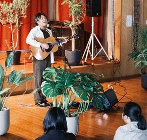 地元の活性化のため、集会場で歌う小野雄大さん=新潟市江南区酒屋町