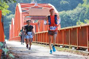 きりん橋周辺を駆け抜ける阿賀ウルトラマラソンのランナー=阿賀町角島