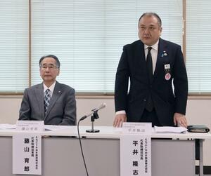 新たな中期経営計画を説明するえちごトキめき鉄道の平井隆志社長（右）＝２５日、上越市東町