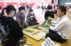 さまざまな職種の仕事への理解を深めたキャリア教育の授業=長岡市上の原町