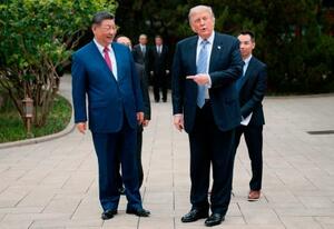 　中国訪問の日程を終え、習近平国家主席（左）と言葉を交わすトランプ米大統領＝１５日、北京の中南海（ＡＰ＝共同）
