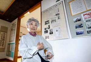 上越日豪協会の活動などについて振り返る在りし日の石塚洋子さん=2022年8月