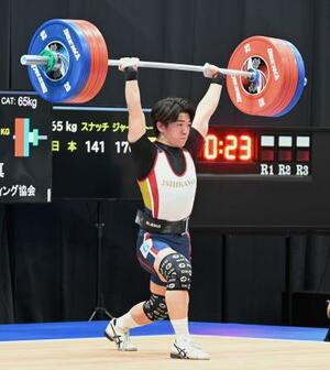 　男子６５キロ級　ジャークで１６７キロを挙げ、トータル３０８キロの日本新で優勝した山下立真＝名古屋市吹上ホール