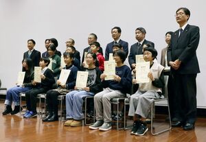 燕ジュニア検定の最難関クラスで満点を獲得し、表彰状を受け取った児童ら=燕市役所
