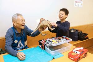 子どもたちのおもちゃを無償で修理するおもちゃ病院=新潟市西区笠木