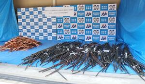 窃盗などの疑いで逮捕された男らが保管していた銅線=19日、新潟東署