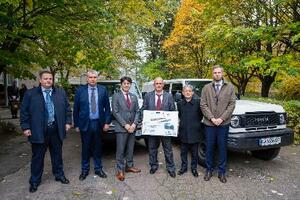 14日、キーウで、土壌採取用の車両などの機器の供与式に出席した中込正志駐ウクライナ大使(右から2人目)ら(共同)