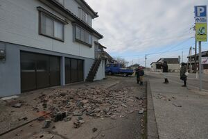 地震の影響で屋根瓦が落ちた住宅=1月2日、糸魚川市