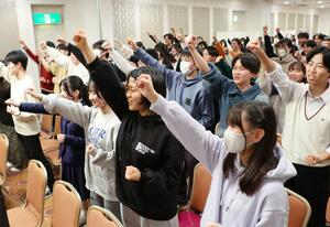 来年の大学入学共通テストを前に、合格への士気を高めた受験生＝２１日、新潟市中央区