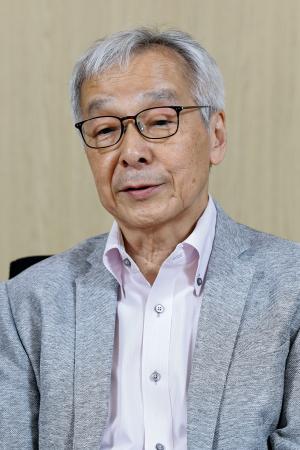 　インタビューに応じる土師守さん