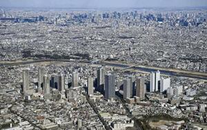 　タワーマンションが立ち並ぶ川崎市の武蔵小杉駅周辺。奥は東京都＝１月