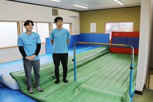 「CAN体操教室」を開設した津浦功記さん(左)と山田大成さん=三条市興野3