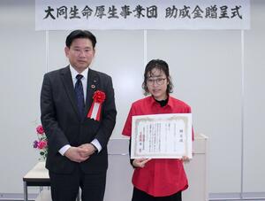 助成金の贈呈を受けたふぁみりりの高橋朋美代表(右)=新潟市中央区