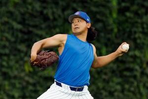 　ブルワーズとのダブルヘッダー第２試合前、キャッチボールするカブス・今永＝シカゴ（共同）