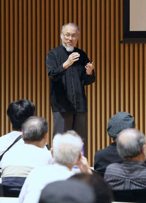 新潟天文研究会の50周年記念で講演する国立天文台の渡部潤一上席教授=新潟市中央区