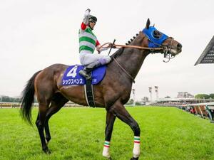 第76回安田記念をシックスペンスで制し、喜ぶ武豊騎手=東京競馬場