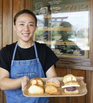 多彩な味わいのスコーンを手にした大山奈穂美さん=弥彦村矢作