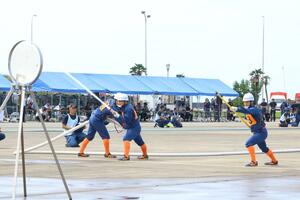 県内各地の消防団員が日頃の訓練の成果を出し合った競技会=佐渡市小木町