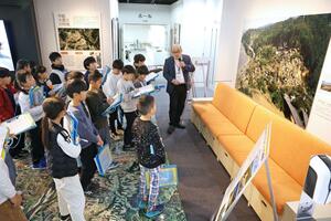 「きおくみらい」で中越地震について学ぶ中之島中央小の児童=長岡市大手通2