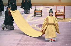 燕尾纓の冠を着け「加冠の儀」に臨まれる秋篠宮家の長男悠仁さま=6日午前10時16分、宮殿・春秋の間(代表撮影)