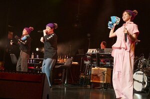 音楽ライブ『イニミニ』夜ウッドの模様 （C）アミタ・マリ