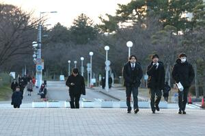 大学入学共通テストを終えた受験生=1月19日、新潟市西区の新潟大学五十嵐キャンパス