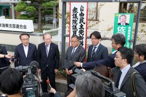 衆院選に向けた選挙対策本部を設置した後、報道陣の取材に応じる自民党県連の幹部=10月3日、新潟市中央区