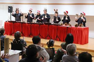 家族連れらが一足早いクリスマスの雰囲気を楽しんだファミリーコンサート＝長岡市表町２