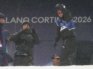 　スノーボード男子ビッグエアの公式練習に臨む中国の蘇翊鳴（右）と佐藤康弘コーチ＝リビーニョ（共同）