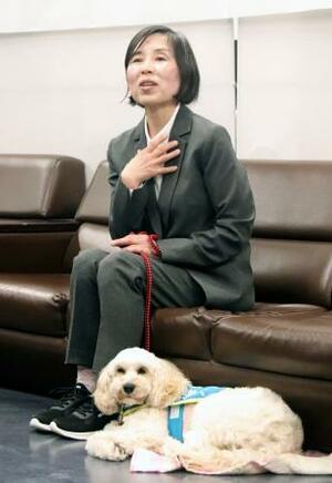 　聴導犬のグレースを迎え入れた、聴覚に障害がある鶴村美恵子さん＝３月、広島県庁