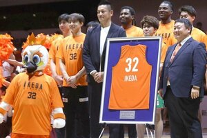 新潟アルビレックスＢＢの元主将、池田雄一さんの背番号「３２」の永久欠番セレモニー＝２９日、アオーレ長岡