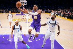 　マーベリックス戦でシュートする八村＝ロサンゼルス（ＡＰ＝共同）