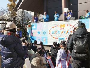 　高円寺氷川神社の境内で開かれた「お天気フェス」＝２０２５年１２月、東京都杉並区