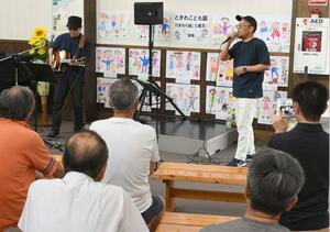 道の駅応援ソングを歌う武藤聡さん(右)と設楽隆久さん=8月4日、妙高市猪野山