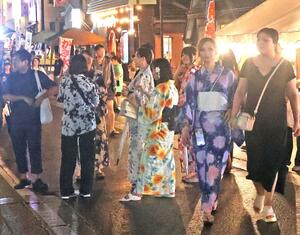 浴衣を着て散策や買い物を楽しむ宿泊客ら=湯沢町湯沢