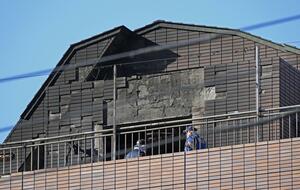 火災があった猪口邦子参院議員の自宅マンションを調べる警視庁の捜査員ら=11月28日午前、東京都文京区